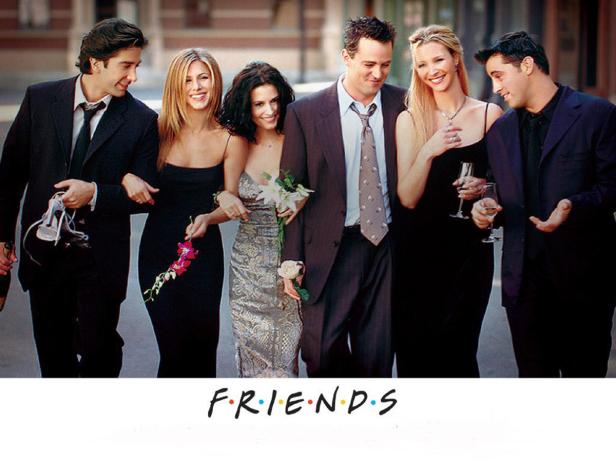 Die sechs Hauptdarsteller der Fernsehserie „Friends“ gehen Arm in Arm die Straße entlang.