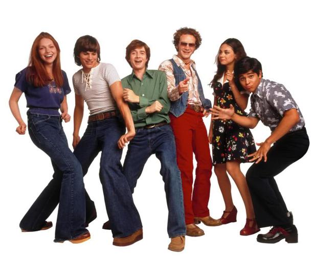 Die Besetzung der Fernsehserie „Die wilden Siebziger“ posiert für ein Gruppenfoto.