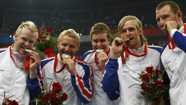 Eine Gruppe britischer Athleten bei den Olympischen Spielen mit ihren Silbermedaillen.