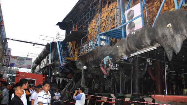 Eine Menschenmenge steht vor der Fassade der „G.I. Jane Bar“ in Thailand.