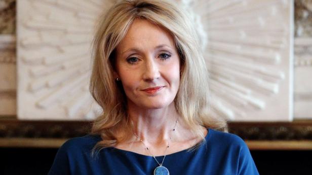 Ein Porträt der Autorin J.K. Rowling mit blonden Haaren und einem blauen Oberteil.