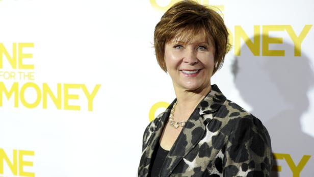 Janet Evanovich posiert vor einem Plakat für „One for the Money“.