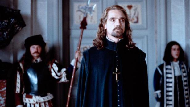 Jeremy Irons als Aramis, flankiert von zwei Wachen, in „Der Mann mit der eisernen Maske“.