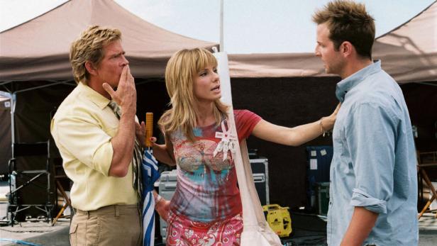 Sandra Bullock hält Bradley Cooper in einer Szene aus dem Film „All About Steve“ auf.