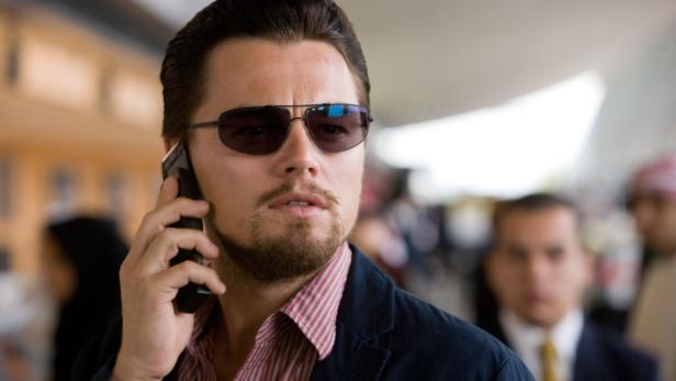 Leonardo DiCaprio telefoniert mit Sonnenbrille und Sakko.
