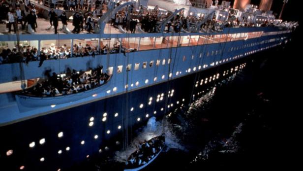 Passagiere verlassen die sinkende „Titanic“ in Rettungsbooten.
