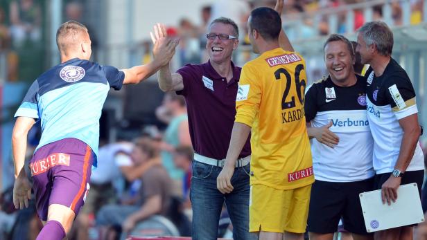 Fußballspieler und Trainer geben sich nach dem Spiel High-Fives.