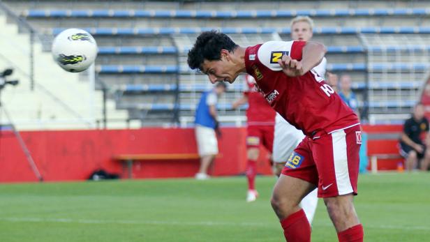 Ein Fußballspieler köpft den Ball während eines Spiels.