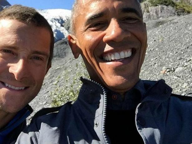 Bear Grylls macht ein Selfie mit Barack Obama vor einer Bergkulisse.