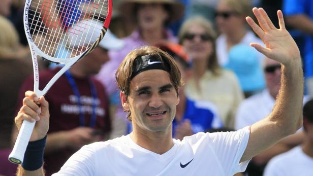 Roger Federer winkt mit seinem Tennisschläger in der Hand.