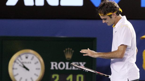 Roger Federer während eines Tennisspiels mit einem Rolex-Sponsor im Hintergrund.