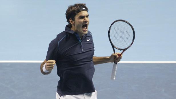 Roger Federer jubelt mit erhobenem Tennisschläger auf dem Platz.