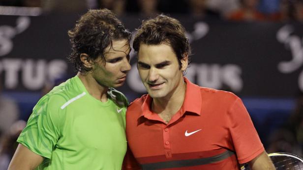 Die Tennisspieler Rafael Nadal und Roger Federer stehen nebeneinander.