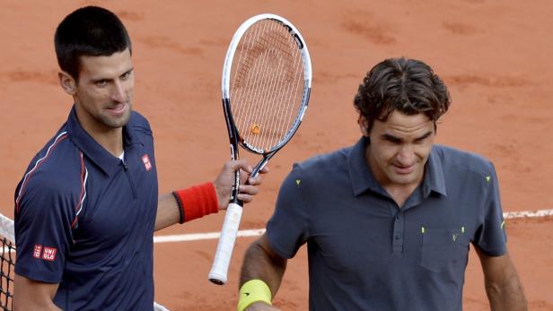 Novak Djokovic und Roger Federer auf einem Tennisplatz.