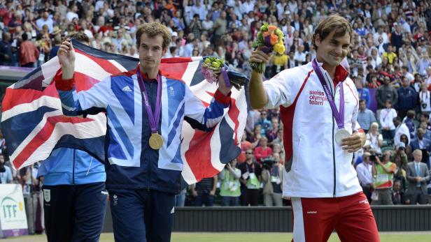 Andy Murray mit der britischen Flagge und Roger Federer mit ihrer Olympia-Medaillen bei den Olympischen Spielen.