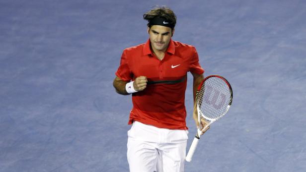 Roger Federer jubelt mit seinem Tennisschläger in der Hand.
