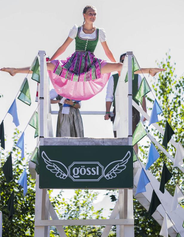 "Dirndl-Flugtag": Nur fliegen ist schöner