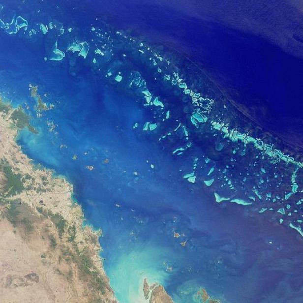 Satellitenansicht des Great Barrier Reef vor der Küste Australiens.