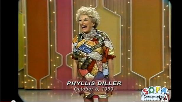 Phyllis Diller in einem bunten, glitzernden Outfit auf einer Bühne, Oktober 1969.