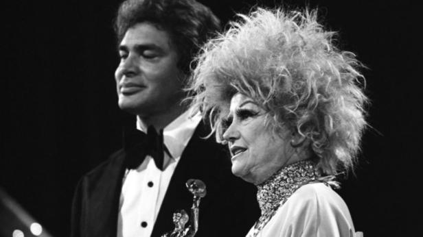 Burt Reynolds überreicht der Maskenbildnerin Lee Harman einen Oscar für ihre Arbeit an dem Film „Harry and Tonto“.