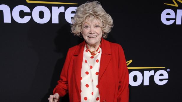 June Squibb auf dem roten Teppich vor einer „Encore“-Werbewand.