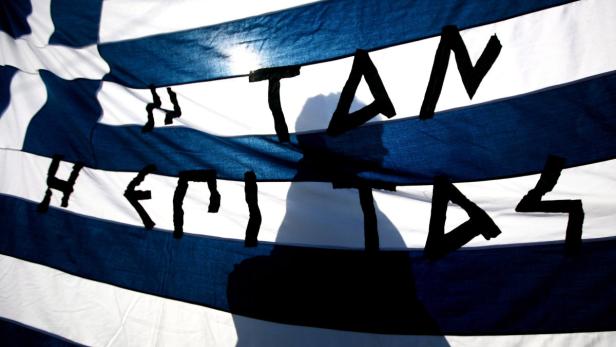Die griechische Flagge mit dem Schriftzug „Η ΕΛΠΙΔΑ“ (Die Hoffnung).