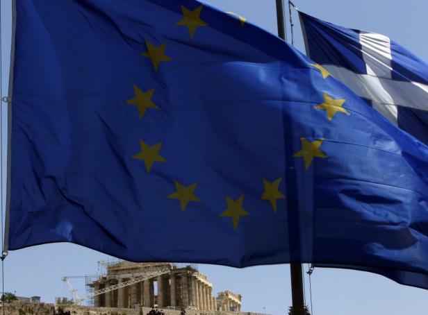 Die Europaflagge und die griechische Flagge wehen vor dem Parthenon in Athen.
