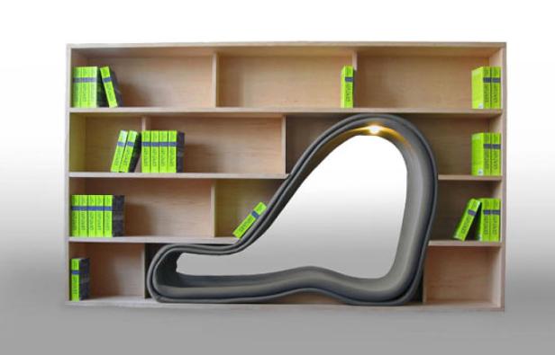 Ein Bücherregal mit einem ungewöhnlichen Spiegel, der wie ein Sessel geformt ist.