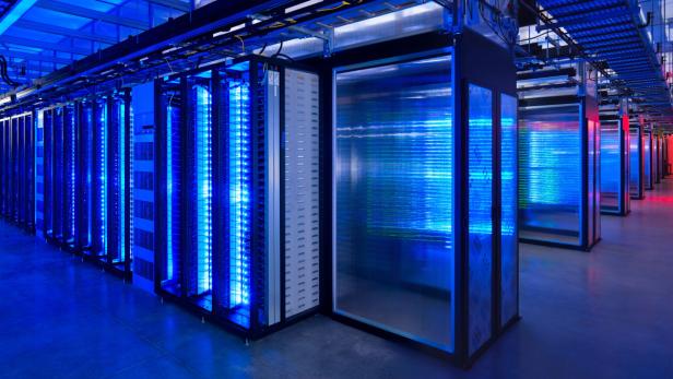 Ein Serverraum mit blau beleuchteten Racks voller Computer.