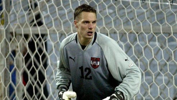 Ein österreichischer Torwart mit der Nummer 12 vor einem Tornetz.