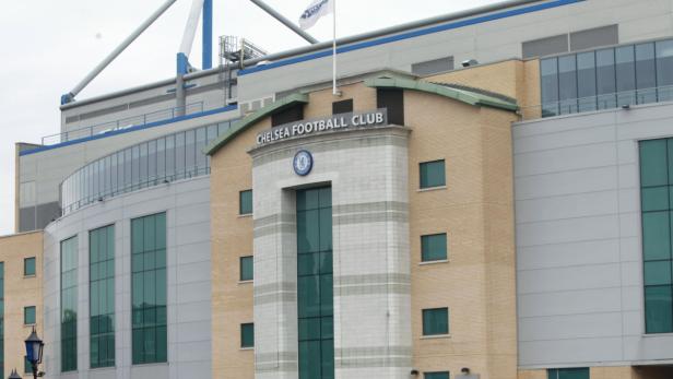 Das Gebäude des Chelsea Football Club mit wehender Flagge.