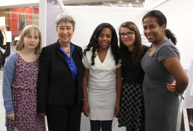 Eine Gruppe von fünf Frauen posiert für ein Foto.