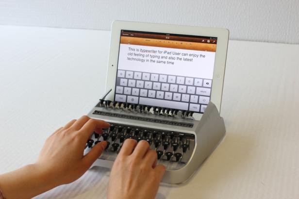 Eine Person tippt auf einer iPad-Tastatur im Stil einer Schreibmaschine.