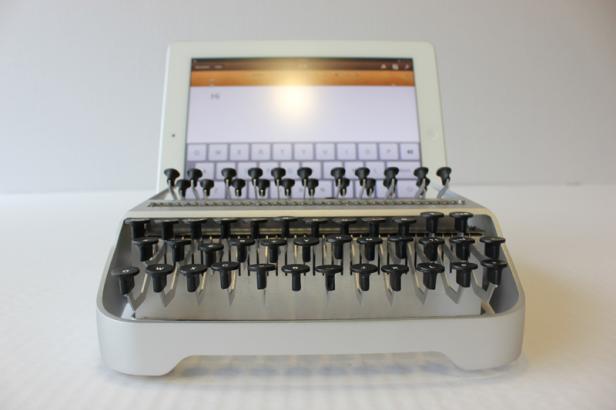 Ein iPad ist in eine umgebaute Schreibmaschine eingesetzt.