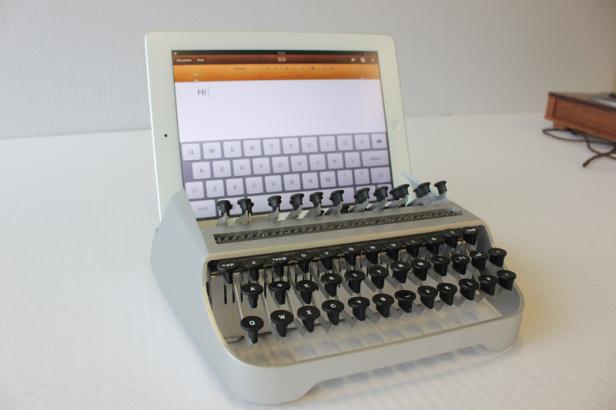 Ein iPad ist in eine umgebaute, altmodische Schreibmaschine eingesetzt.