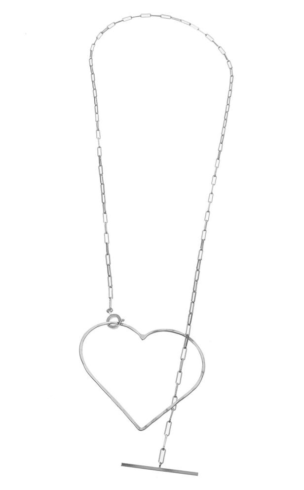 Eine silberne Halskette mit einem großen herzförmigen Anhänger.