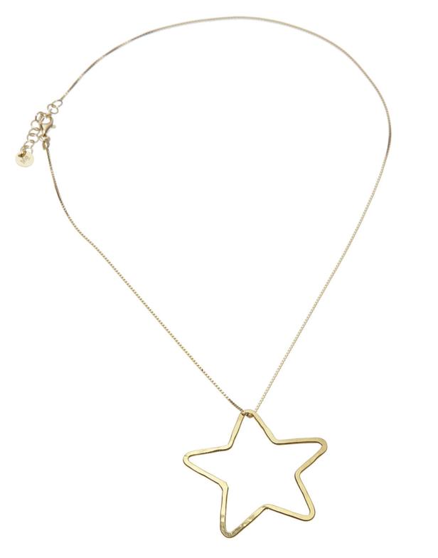 Eine goldene Halskette mit einem sternförmigen Anhänger.