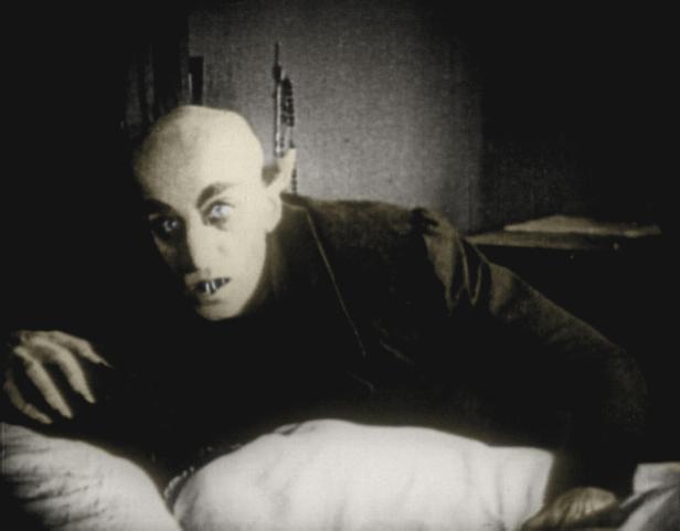 Graf Orlok, dargestellt von Max Schreck, liegt in F.W. Murnaus „Nosferatu – Eine Symphonie des Grauens“ im Bett.