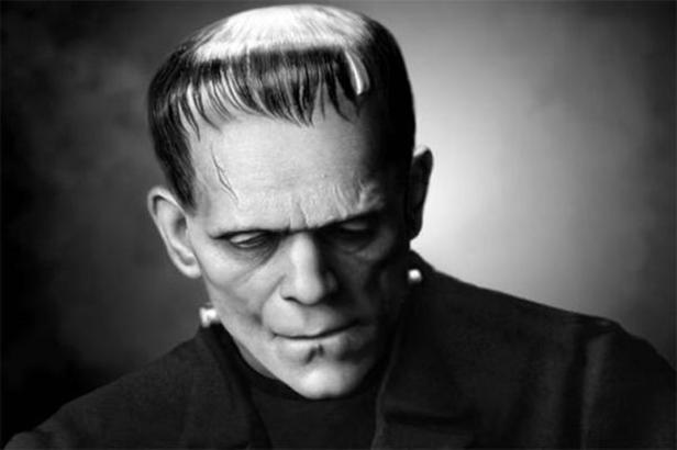 Eine Schwarzweißaufnahme von Frankensteins Monster.