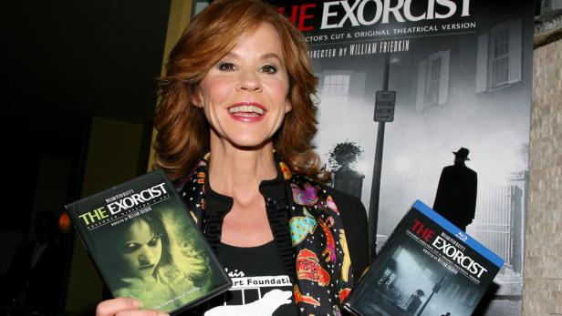 Linda Blair hält DVDs des Films „Der Exorzist“ in der Hand.
