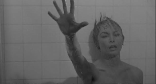 Eine Frau unter der Dusche streckt ihre Hand aus.