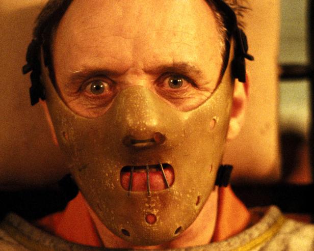Nahaufnahme von Anthony Hopkins als Hannibal Lecter mit einer Gesichtsmaske.