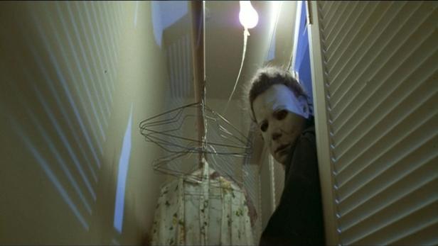 Michael Myers lauert in einem Schrank in dem Film „Halloween – Die Nacht des Grauens“.