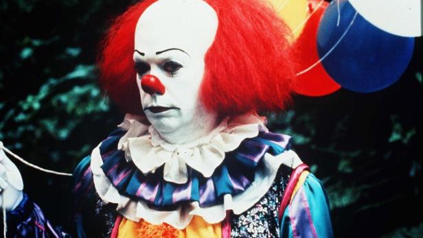 Pennywise, der Clown aus dem Film „Es“, hält Ballons in der Hand.