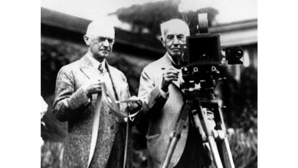 Thomas Edison und George Eastman mit einer Filmkamera.