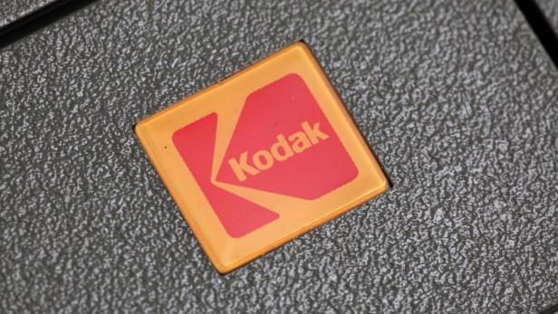 Das rote und gelbe Kodak-Logo auf einer strukturierten Oberfläche.