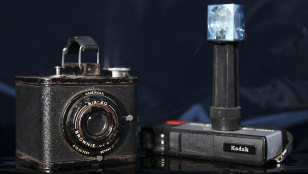 Eine alte Brownie Six-20 Kamera und eine Kodak Kamera mit Blitzwürfel.