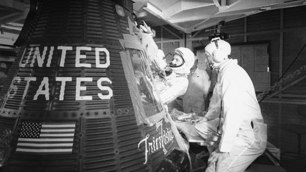 Ein Astronaut wird in eine Raumkapsel mit der Aufschrift „United States“ gesetzt.