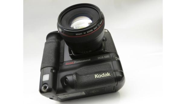 Eine digitale Spiegelreflexkamera Kodak Professional DCS 520 mit einem Canon-Objektiv.