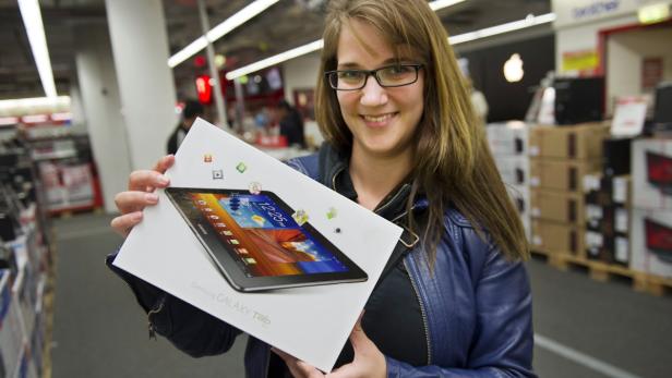 Eine Frau hält eine Verpackung für ein Samsung Galaxy Tab Tablet in einem Geschäft.
